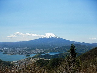 新道峠から河口湖と富士